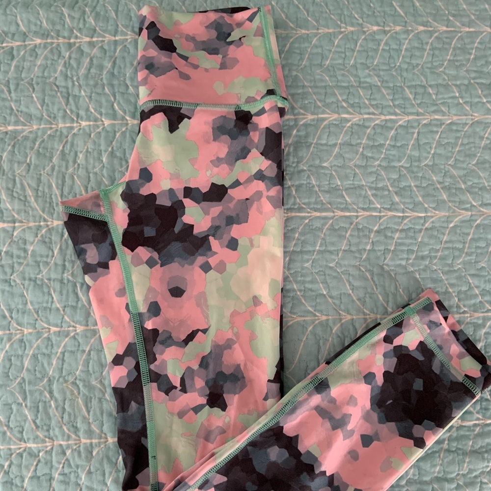 Lululemon high times 
Clouded Dreams Multi / White